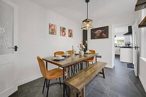 Central Chic - Huge Home - Free Wifi