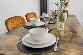 Central Chic - Huge Home - Free Wifi