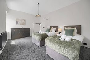 Central Chic - Huge Home - Free Wifi