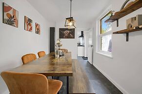 Central Chic - Huge Home - Free Wifi