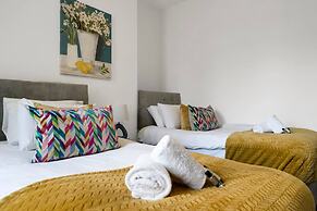 Central Chic - Huge Home - Free Wifi