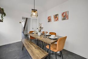 Central Chic - Huge Home - Free Wifi