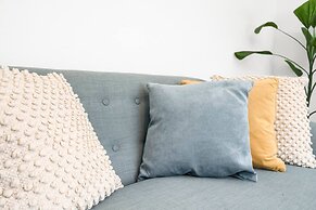 Central Chic - Huge Home - Free Wifi