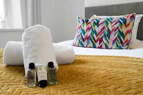 Central Chic - Huge Home - Free Wifi