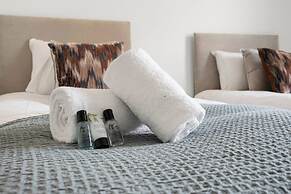 Central Chic - Huge Home - Free Wifi