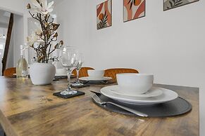 Central Chic - Huge Home - Free Wifi