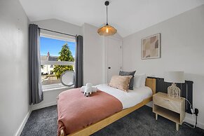 Central Chic - Huge Home - Free Wifi