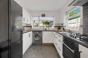 Central Chic - Huge Home - Free Wifi