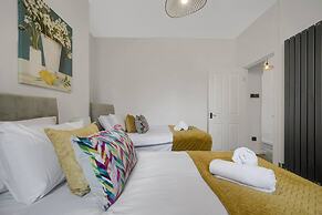 Central Chic - Huge Home - Free Wifi