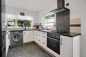 Central Chic - Huge Home - Free Wifi