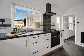 Central Chic - Huge Home - Free Wifi