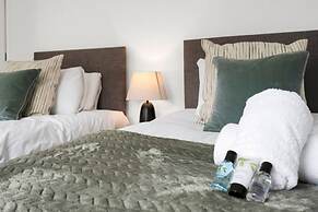 Central Chic - Huge Home - Free Wifi