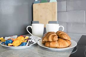 Stylish Modern Apartment - Free Parking - W