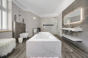 Modern Unique - Central Beach Access