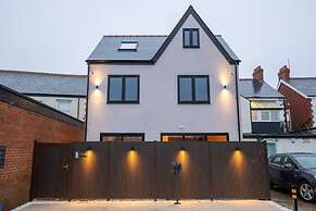 Luxurious 2 Bed Central Cardiff Free EV Charge