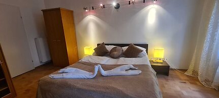 Elegant 2BR Prime Central Location