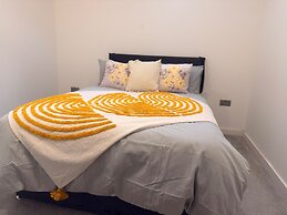 New Apartment - Sleeps 4 - Parking - City Centre