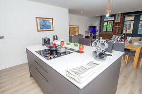 New Apartment - Sleeps 4 - Parking - City Centre
