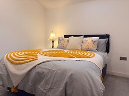 New Apartment - Sleeps 4 - Parking - City Centre