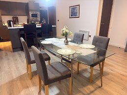 New Apartment - Sleeps 4 - Parking - City Centre
