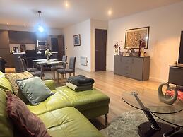 New Apartment - Sleeps 4 - Parking - City Centre