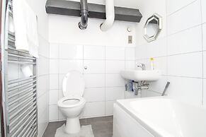 New Apartment - Sleeps 4 - Parking - City Centre