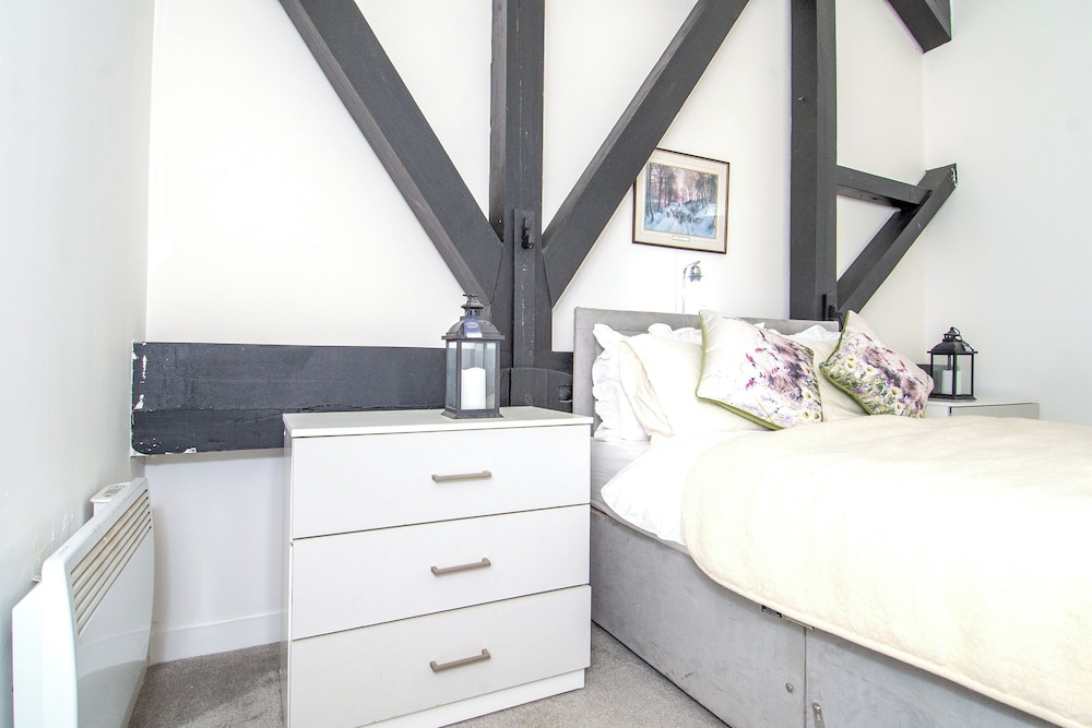 Apartment - Sleeps 4 - Parking - Workspace