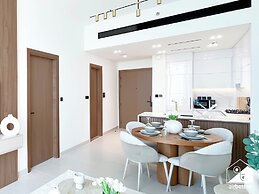 Luxury 1BR Balcony, Pool, Gym Prime Location