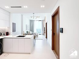 Luxury 1BR Balcony, Pool, Gym Prime Location