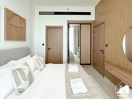 Luxury 1BR Balcony, Pool, Gym Prime Location