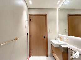 Luxury 1BR Balcony, Pool, Gym Prime Location