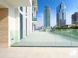 Luxury 1BR Balcony, Pool, Gym Prime Location