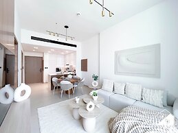 Luxury 1BR Balcony, Pool, Gym Prime Location
