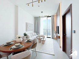 Luxury 1BR Balcony, Pool, Gym Prime Location
