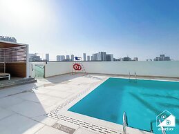 Luxury 1BR Balcony, Pool, Gym Prime Location
