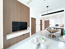 Luxury 1BR Balcony, Pool, Gym Prime Location