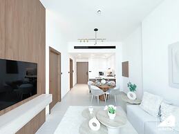 Luxury 1BR Balcony, Pool, Gym Prime Location