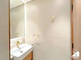Luxury 1BR Balcony, Pool, Gym Prime Location