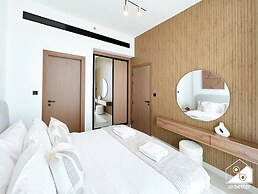 Luxury 1BR Balcony, Pool, Gym Prime Location