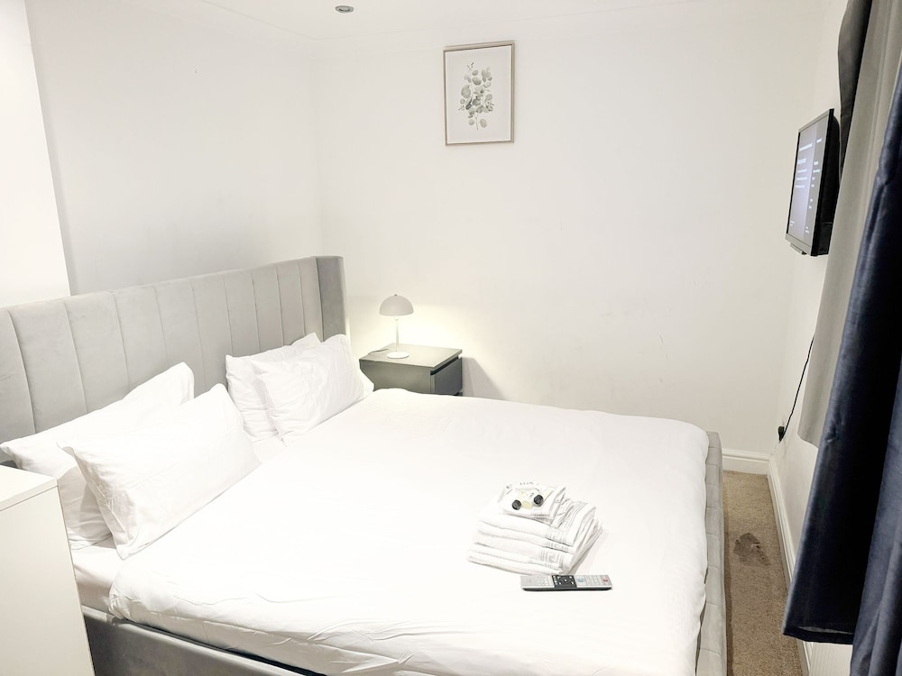 3 Bedroom in Northolt by Stayfolk