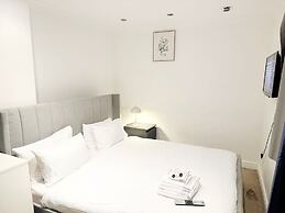 3 Bedroom in Northolt by Stayfolk