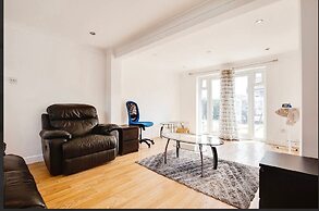 3 Bedroom in Northolt by Stayfolk