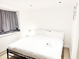 3 Bedroom in Northolt by Stayfolk
