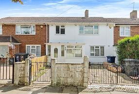 3 Bedroom in Northolt by Stayfolk