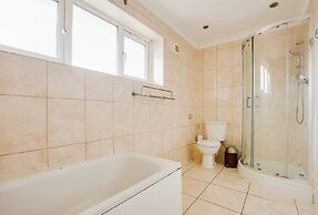 3 Bedroom in Northolt by Stayfolk
