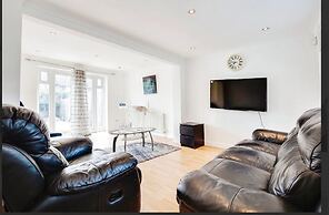 3 Bedroom in Northolt by Stayfolk