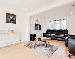 3 Bedroom in Northolt by Stayfolk