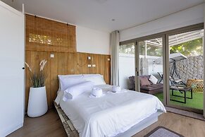 Built on the Beach 4BR 5star Resort V221