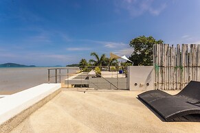 Built on the Beach 4BR 5star Resort V221