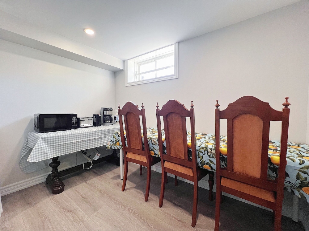 Cozy & Modern Ensuite Basement Rooms - Steps to Subway & Downsview Rog